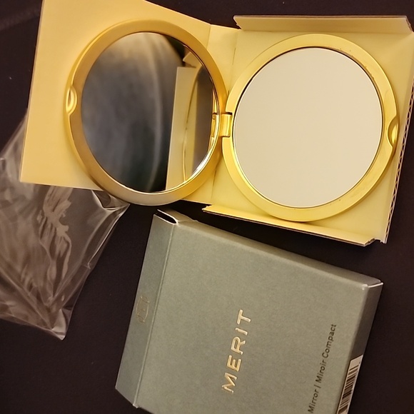 Merit Gold Compact Mirror - Picture 2 of 4